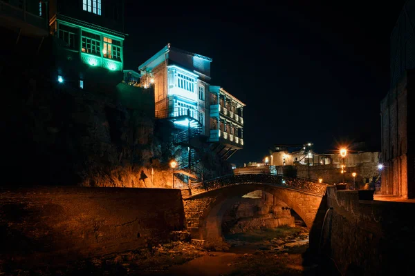 Georgia, Tiflis - 05.02.2019. -Abanotubani, kükürt banyoları bölgesinde kent Tbilisi kükürt su bahar yanında gece fotoğraf