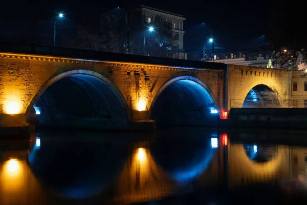 Geórgia, Tbilisi - 05.02.2019. - Famosa ponte seca sobre o rio Mtkvari iluminado com luzes coloridas na noite — Fotografia de Stock