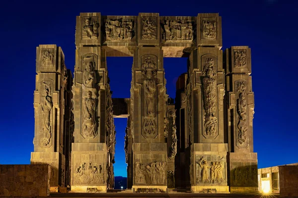 Georgia, Tiflis - 05.02.2019. -Üstünde tepe-in sermaye - gece saat görüntü eteklerinde Hill'de etkileyici Anıtı Gürcistan Chronicles