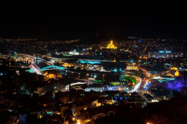 Georgia, Tiflis - 05.02.2019. -İyi geceler panorama havadan görünümü Gürcü sermaye ana yerler - gece görüntü üzerinde