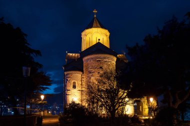 Georgia, Tiflis - 05.02.2019. -Tbilisi eski şehir merkezi - gece sahne bakan tepenin üstüne Metekhi kilise avlu