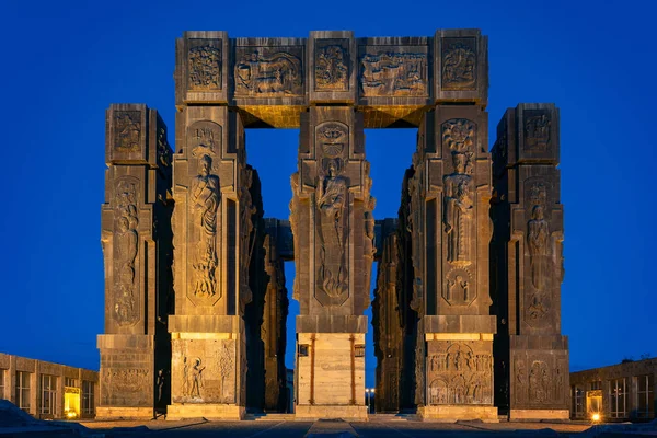 Georgia, Tiflis - 05.02.2019. -Etkileyici anıt Chronicles Gürcistan kentin eteklerinde. Tiflis - akşam görüntü bakan tepenin üst