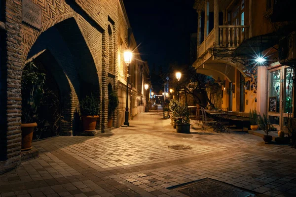 Georgia, Tiflis - 05.02.2019. -Tbilisi eski şehir sokaklarında gece manzara. Antik mimari ve sokak ışıkları
