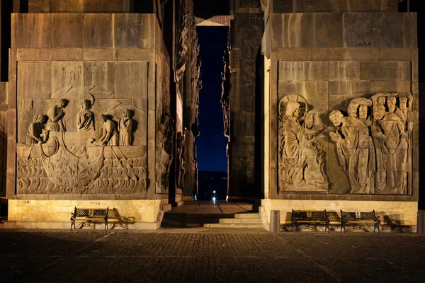 Georgia, Tiflis - 05.02.2019. -Gürcistan Chronicles - gece görüntü kabartma oymalar duvarlarında büyük anıtsal yapı
