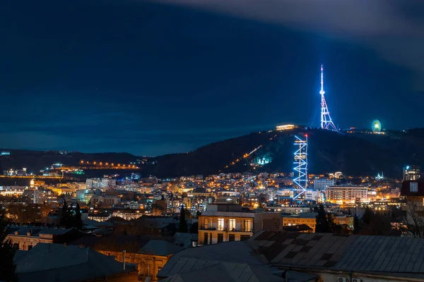 Geórgia, Tbilisi - 05.02.2019. - Vista noturna da paisagem urbana. Torre de tv bonita e marcos famosos iluminados - Imagem — Fotografia de Stock