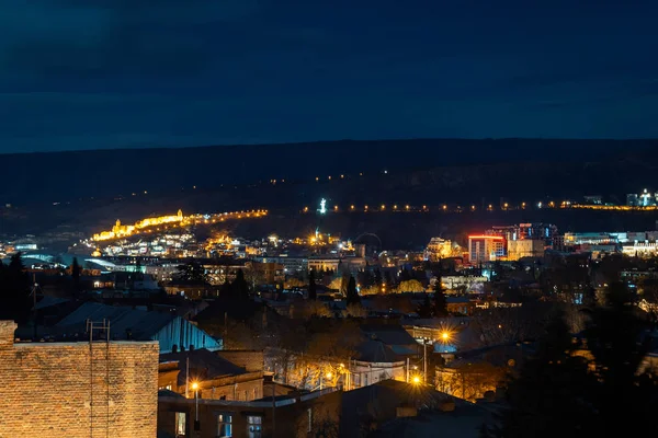Georgia, Tiflis - 05.02.2019. -İyi geceler cityscape görünümü. Ünlü simge görüntü ışıklı-