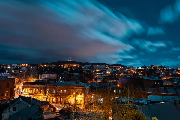 Géorgie, Tbilissi - 05.02.2019. - Vue du paysage urbain nocturne. Nuages épais se déplaçant au-dessus du ciel Image — Photo