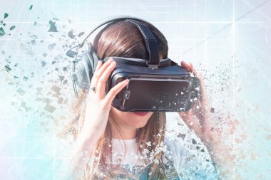VR (sanal gerçeklik) gözlük takan genç bir kadın. Gelecekçi yenilikçi teknoloji kavramı