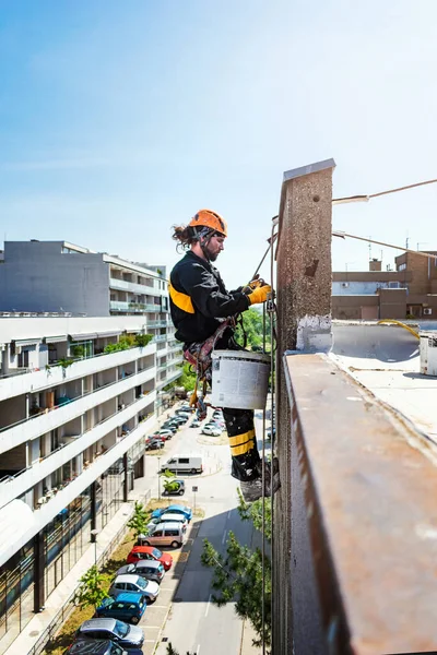 Mužský Dělník Visící Laně Výškovém Stavebním Projektu Práce Izolaci Stěn — Stock fotografie