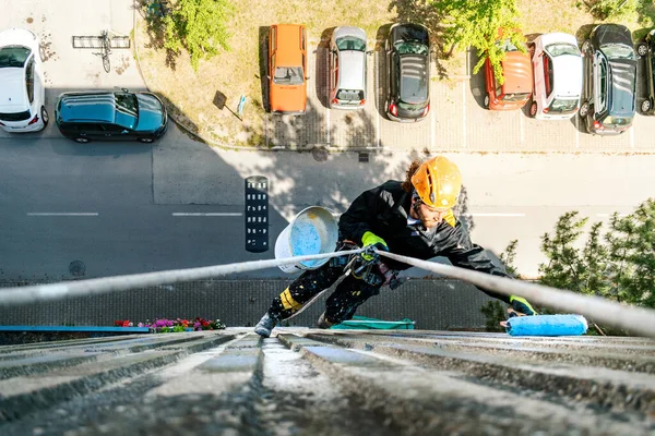 Mužský Dělník Visící Laně Výškovém Stavebním Projektu Práce Izolaci Stěn — Stock fotografie