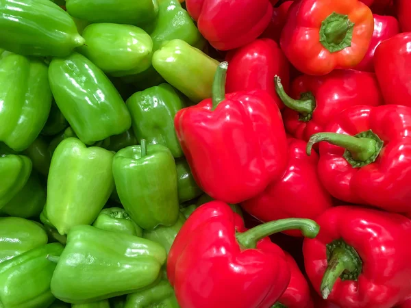 Voedsel Achtergrond Stapel Van Rijpe Rode Groene Paprika Close — Stockfoto