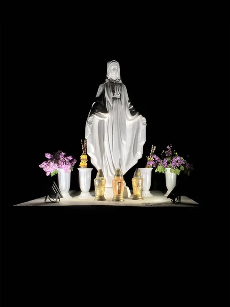 Statue Illuminée Vierge Marie Avec Des Bougies Sur Fond Noir — Photo