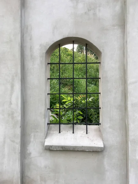 Окно Решеткой Каменной Стене — стоковое фото