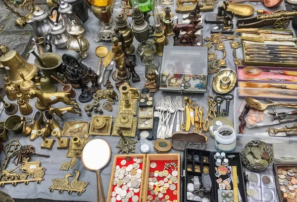 Antika Eşyaları Antika Pazarı Yakın Çekim Üzerinde — Stok fotoğraf