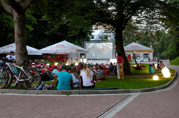 Lviv Ucrania Julio Gente Sentada Sobre Hierba Verde Viendo Una —  Fotos de Stock