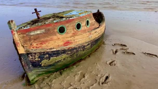 Ein Farbiges Kleines Holzboot Mit Grünen Bullaugen Sitzt Schiffbrüchig Sand — Stockvideo