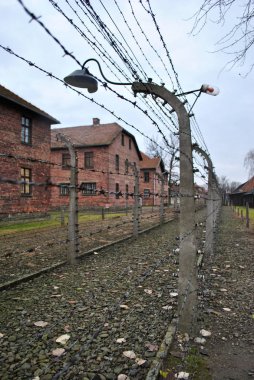 Auschwitz kampının gerilim çit, Oswiecim, Polonya arkasında Kışlası