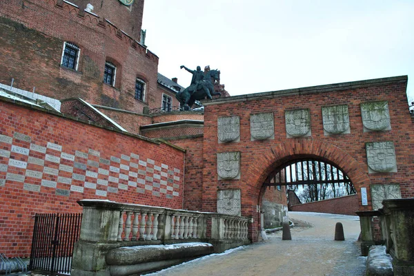 塔德乌什科西乌什科纪念碑和 Krakow Wawel 城堡和大教堂大门 — 图库照片