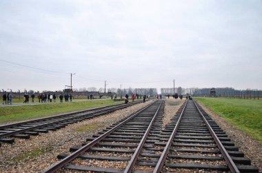 Auschwitz II toplama kamplarında mahkumların trenleri için izler, Polonya