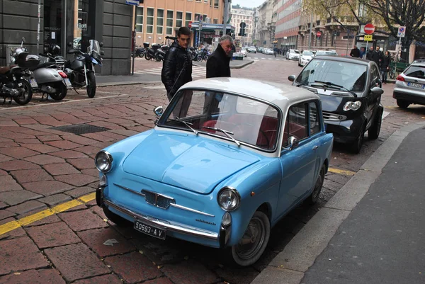 Une Petite Voiture Bleue Dans Rue Milan Italie — Photo