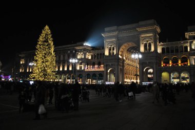 Akşamları, Milan Galleria Vittorio Emanuele ve Sunni Noel ağacı