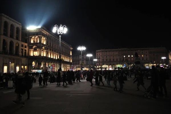 Толпа Площади Дуомо Вечером Милан — стоковое фото