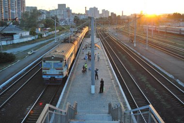 Banliyö treni ve passanger, Kiev tren istasyonu, Ukrayna