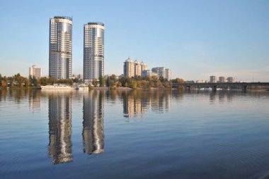 Yeni binaların sularında yansıma, Ukrayna