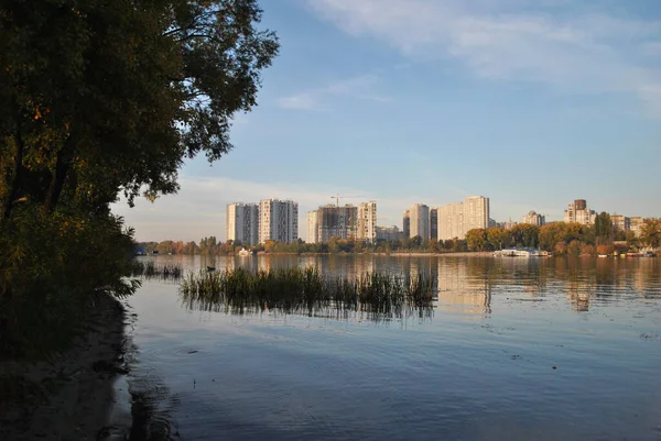 Nowy Blok Mieszkalny Pobliżu Rzeki Kijów Ukraina — Zdjęcie stockowe