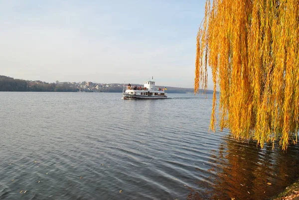 Barco Turístico Lago Otoño Ucrania — Foto de Stock