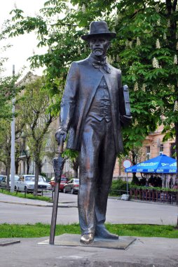 Şehrin parkındaki bir anıtın heykeli.