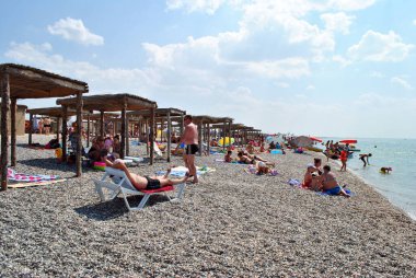 Sahilde insanlar var.