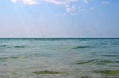 kumlu sahilde dalgalar deniz