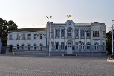 Şehir merkezinde eski bir bina.