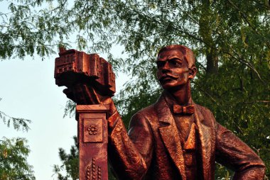 Parktaki genç bir adamın heykeli.