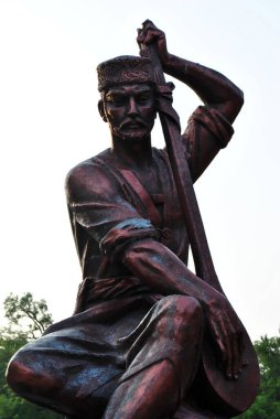 Eski ünlü şairin heykeli.