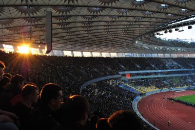 Stadyumda bir sürü insan var.