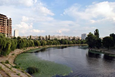 Nehir manzarası ve şehir parkındaki eski bina.
