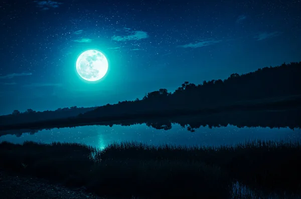 Bela Paisagem Céu Azul Com Muitas Estrelas Lua Cheia Acima — Fotografia de Stock