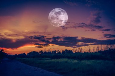 Gece güzel kırsal alan. Çekici parlak dolunay bulutlu karanlık gökyüzü üzerinde. Serenity doğa arka plan. Benim fotoğraf makinesi ile çekilen ay.