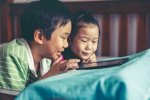 Chinese Jongen Zijn Vrij Jongere Zus Glimlachend Gevoelig Liggend Bed — Stockfoto