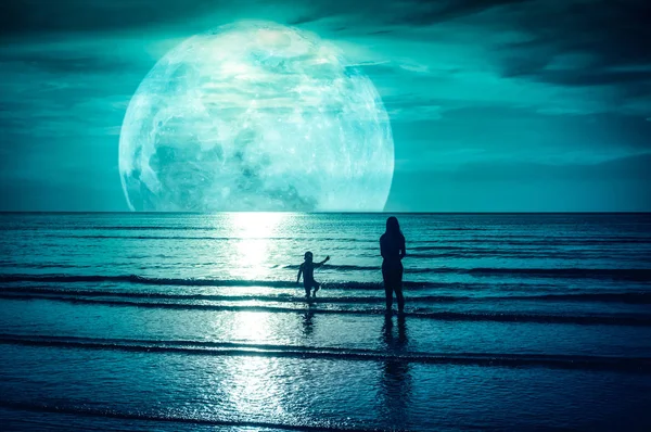 Супер Місяць Барвисте Небо Яскравим Повним Місяцем Над Морем Силует — стокове фото