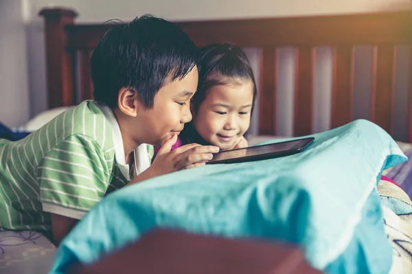 Aziatische Kinderen Speelspel Digitale Tablet Samen Chinese Jongen Zijn Zus — Stockfoto