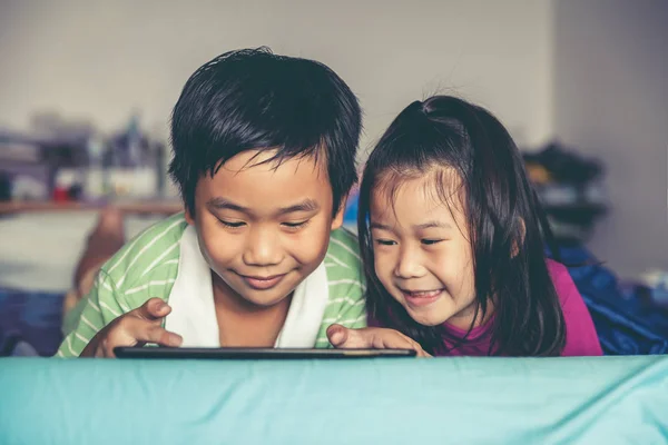 Aziatische Kinderen Speelspel Digitale Tablet Samen Chinese Jongen Zijn Vrij — Stockfoto