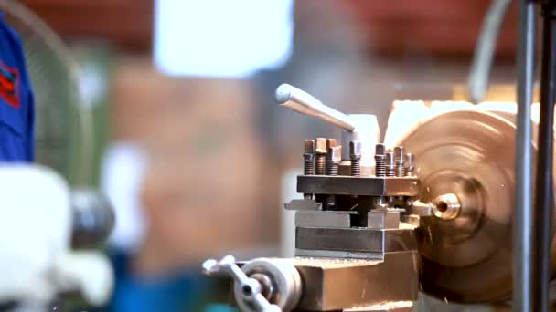 Metalen Handel Frezen Machine Operator Werkt Fabriek Werkplaats Zoom Van — Stockvideo
