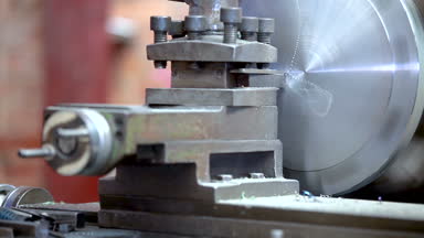 Metal Ticaret. Frezeleme makine operatörünün fabrika atölyesinde çalışıyor. Dönüm torna eylem dışında zoom. 