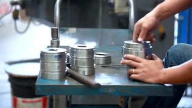 Metal Ticaret. Frezeleme makine operatörünün fabrika atölyesinde çalışıyor. Çalışan bir ürün imal edilmiş endüstriyel inceliyor. 