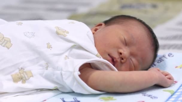 亚洲婴儿睡觉的脸 关闭一个四月可爱的婴儿休息和蠕动 健康儿童概念 — 图库视频影像