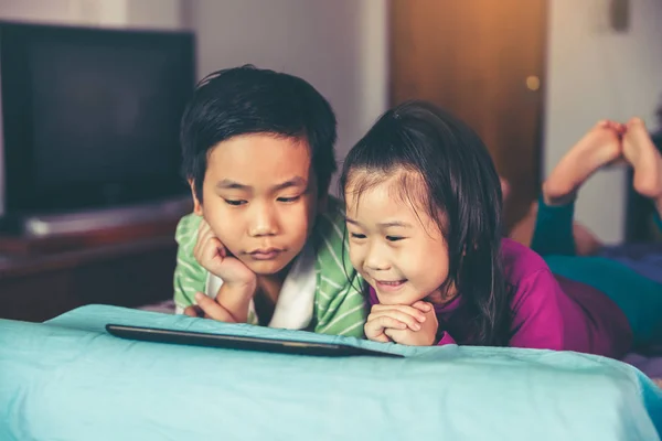 Aziatische Kinderen Met Behulp Van Digitale Tablet Bed Zuster Glimlachen — Stockfoto