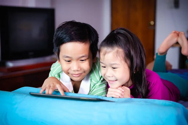 Aziatische Kinderen Kijken Naar Digitale Tablet Voor Samen Leren Chinese — Stockfoto